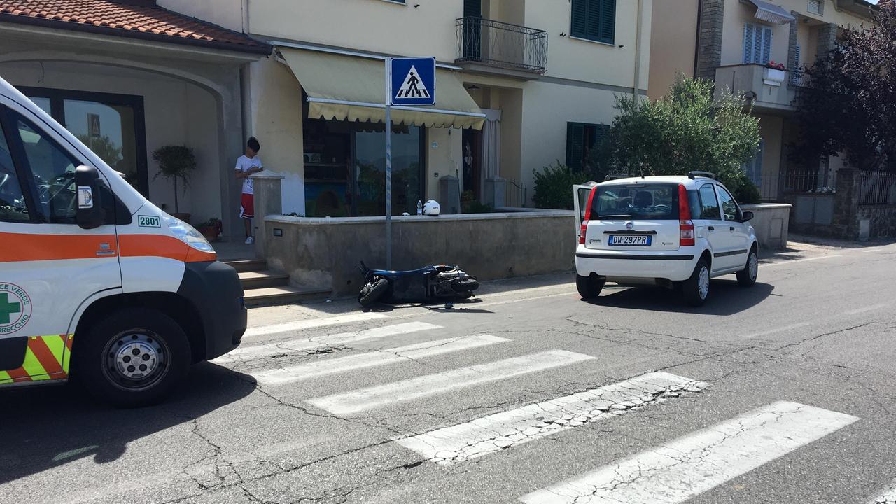 Scooter contro auto, ferita ragazza di 16 anni