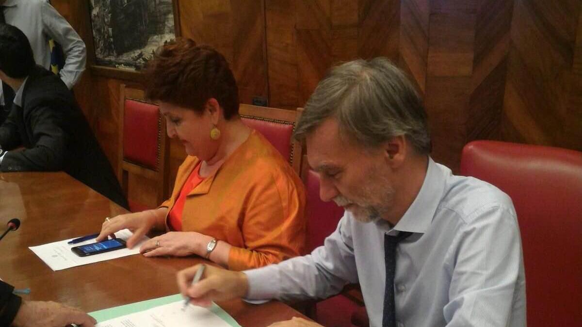 Il viceministro Bellanova e il ministro Delrio firmano l'intesa su Meridiana
