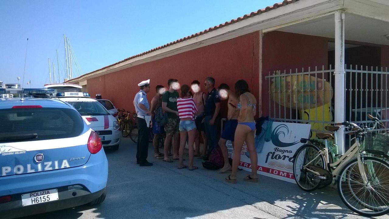 Ragazzi derubati in spiaggia Polizia e vigili in Passeggiata