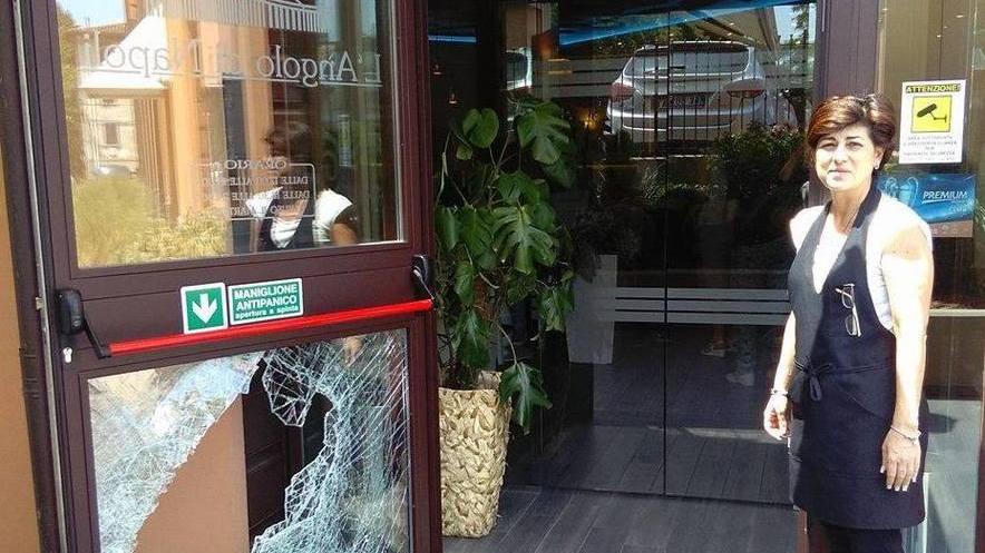 Devastano la porta e rubano il fondo cassa