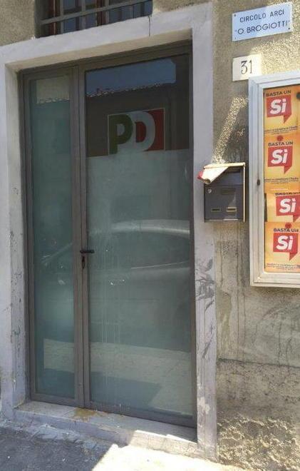 Fitto lancio di uova contro la sede Pd del circolo Leopolda