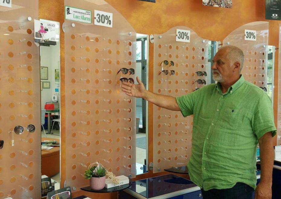 Ladri svaligiano di nuovo l’ottica Cacini 