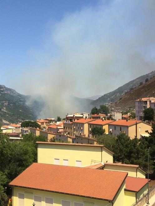 Scoppia l’allarme per un rogo: interviene un elicottero