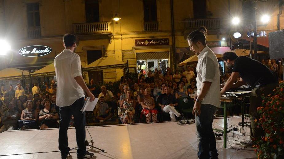 Piazza gremita per Soriga e Arrogalla