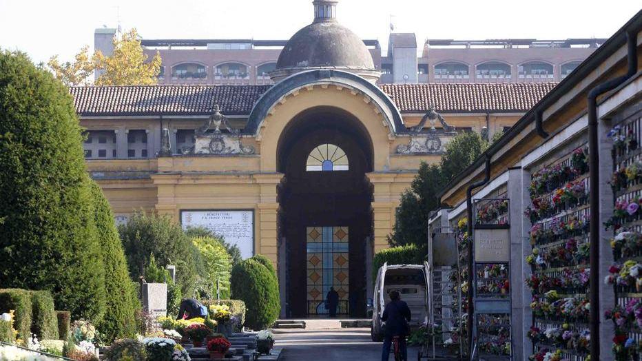 Due anziani restano “chiusi” all’interno del cimitero