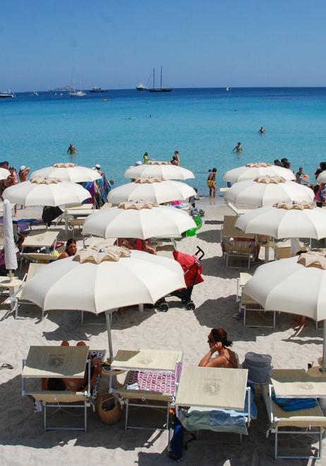 Vacanze salate, sulle spiagge sarde lettini e ombrelloni a costi più alti
