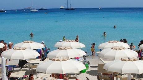 Vacanze salate, sulle spiagge sarde lettini e ombrelloni a costi più alti
