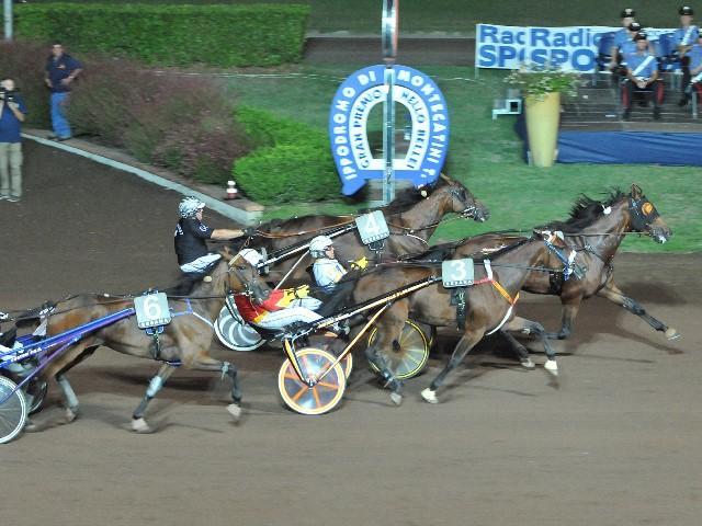 Un arrivo in notturna all'ippodromo Sesana (Foto Rosellini)