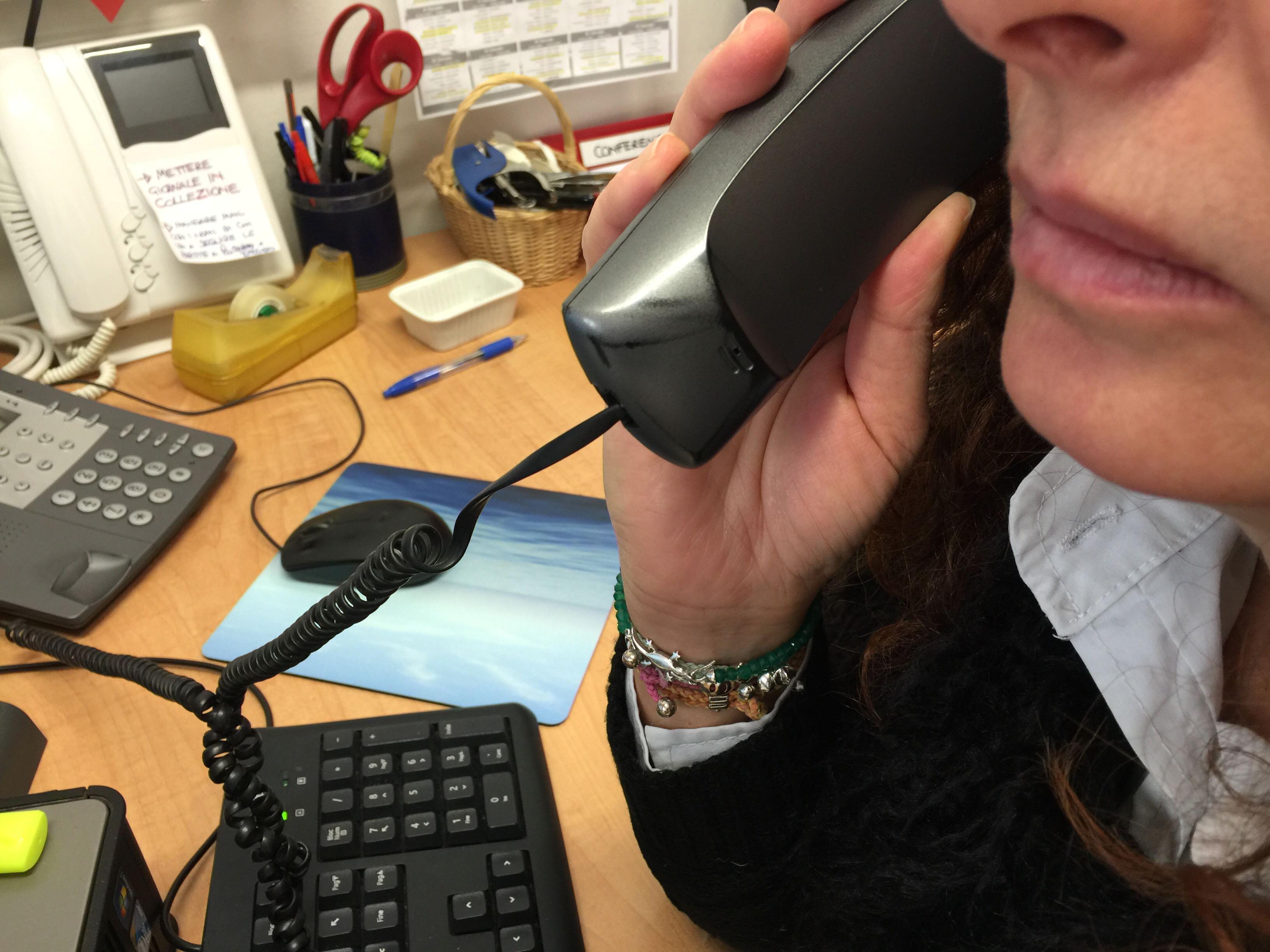 Un'operatrice di call center al lavoro (foto d'archivio)