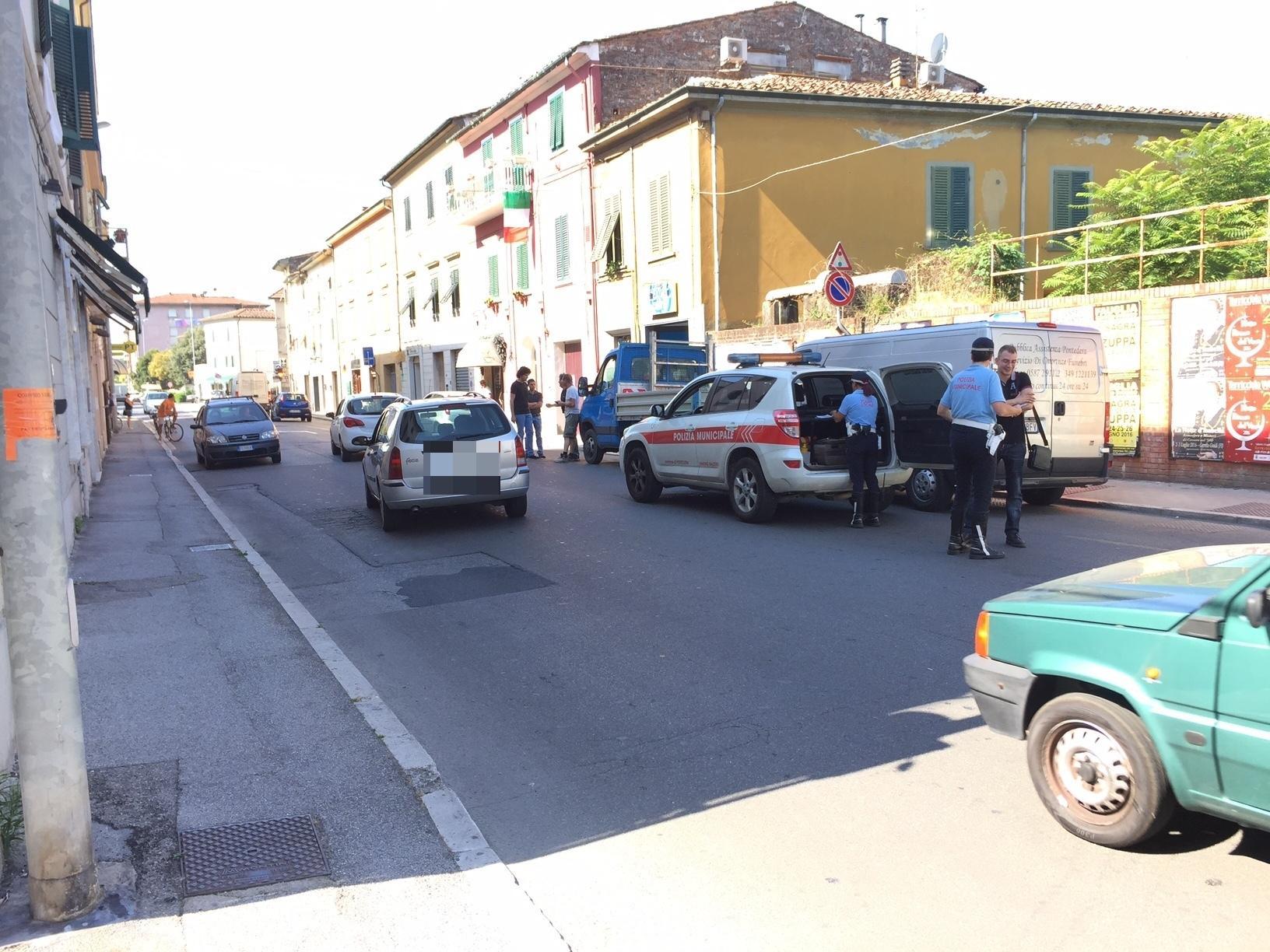 La polizia municipale in via Veneto per i rilievi dell'incidente