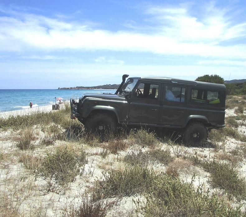 Il fuoristrada nella spiaggia della Caletta