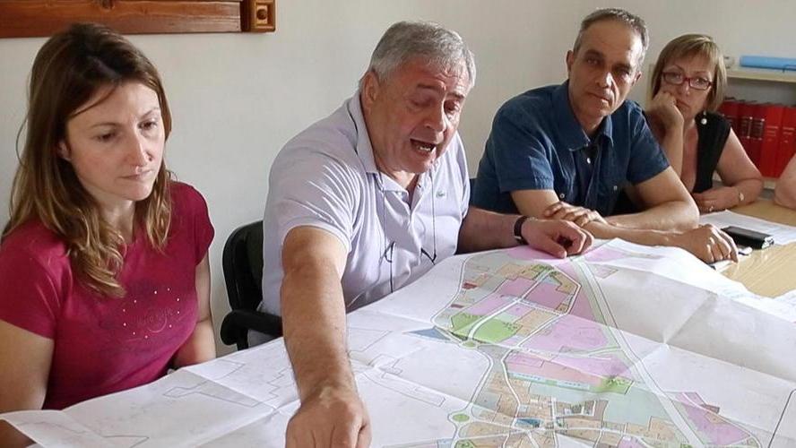 La conferenza stampa del sindaco di Ponte che illustra la revoca del contributo regionale per la rotonda (foto Nucci)