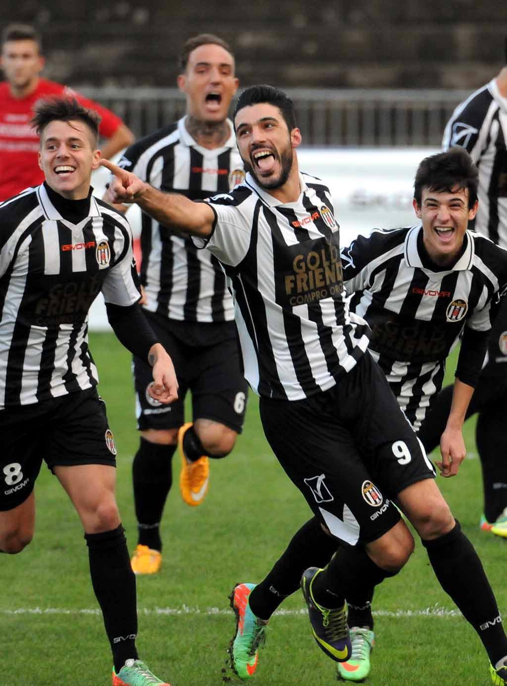 Paolo Fusco ( in primo piano con la barba)  festeggia dopo un gol con la Massese