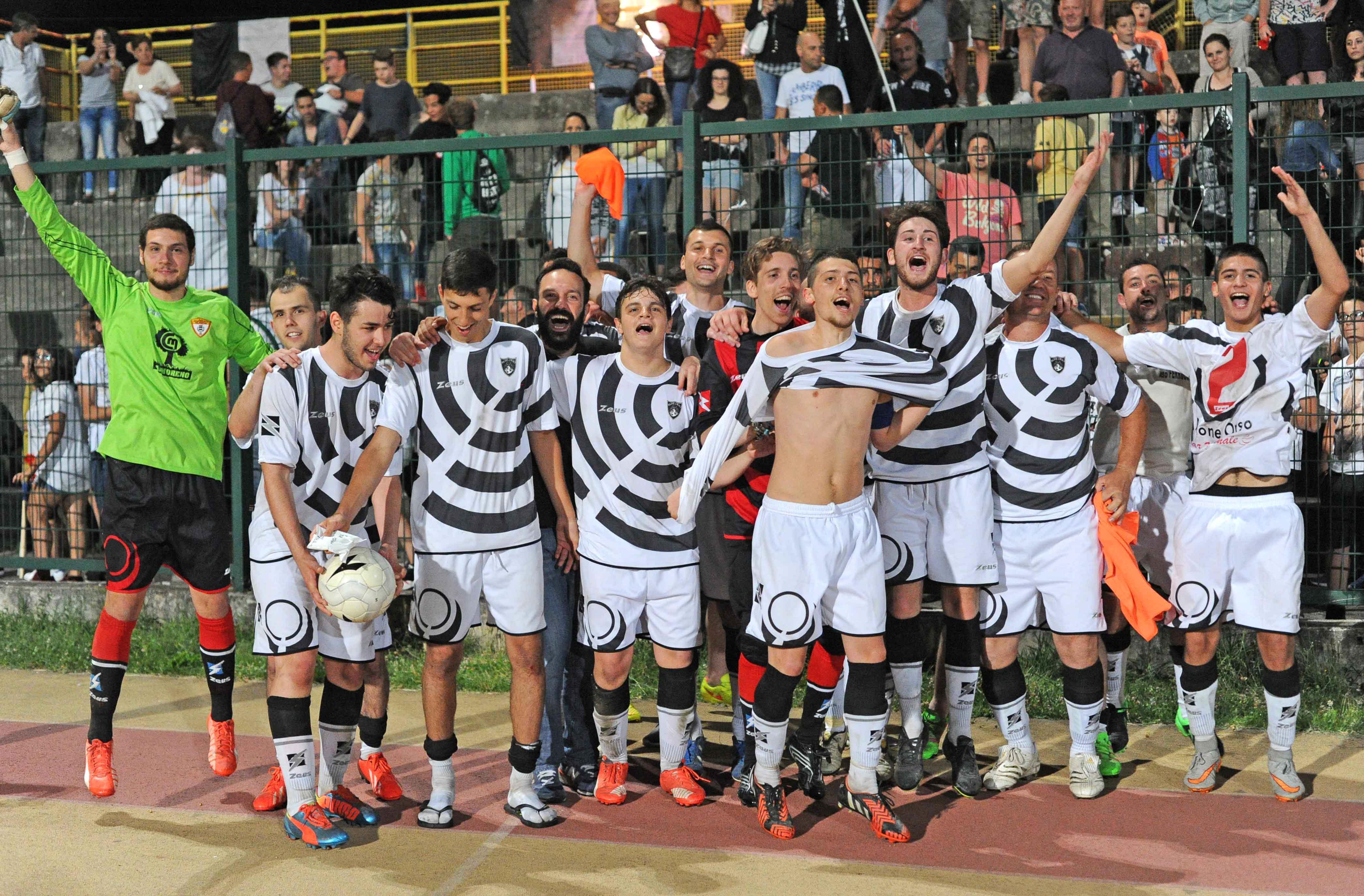 La festa del rione dell'Orso a fine gara (foto Gori)