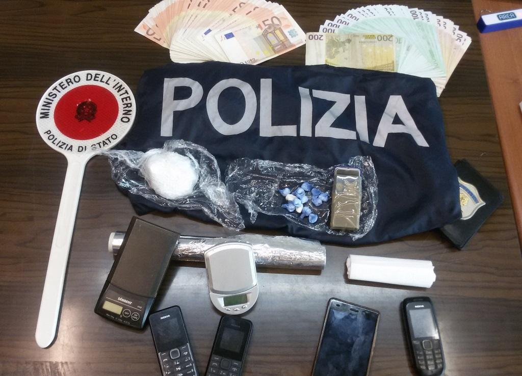 La droga, i soldi e i cellulari sequestrati alla spacciatrice polacca 