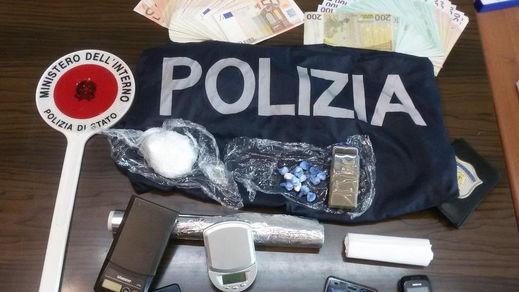 La droga, i soldi e i cellulari sequestrati alla spacciatrice polacca