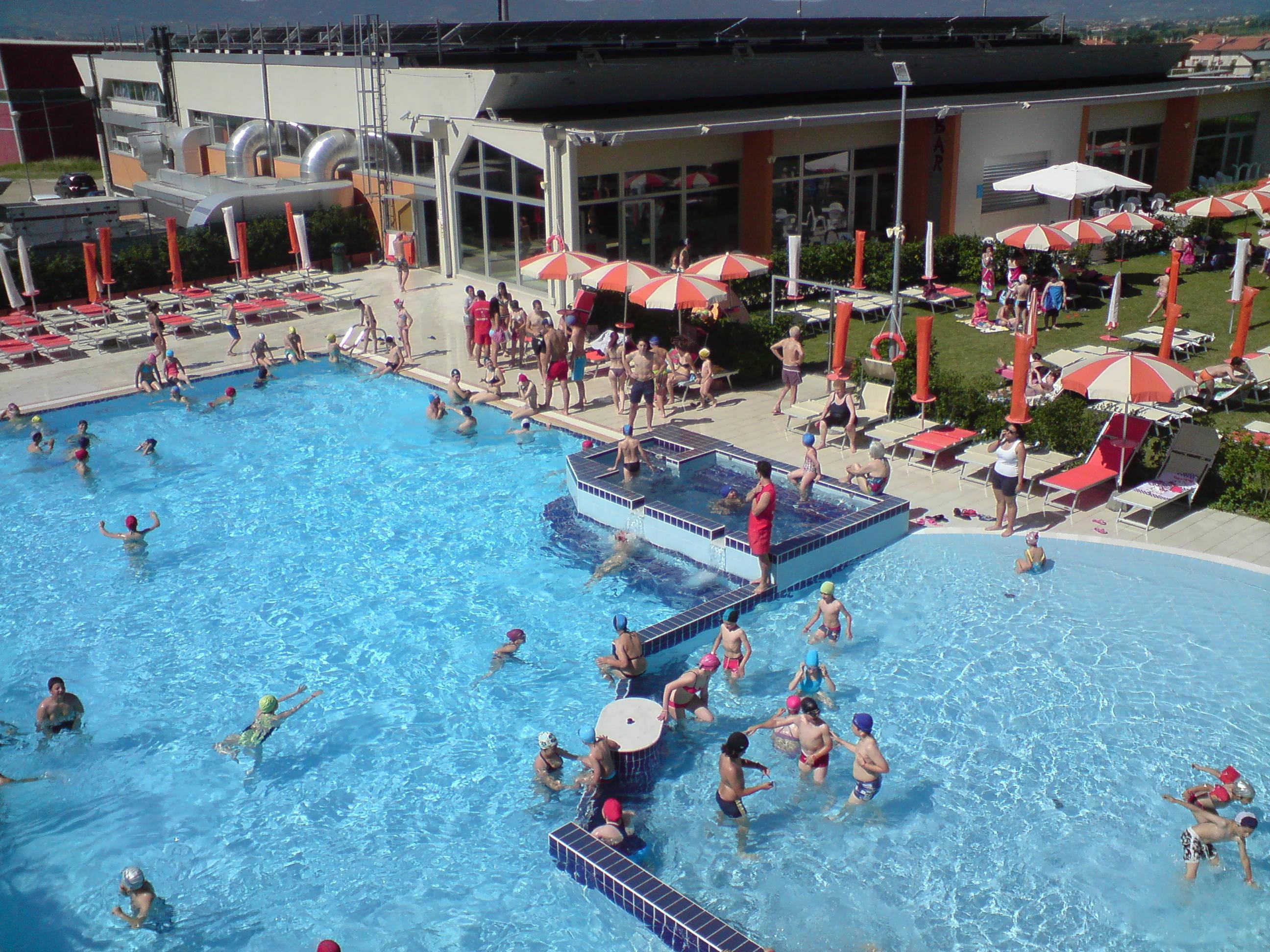 La piscina all'aperto dell'impianto montalese (foto Gori)