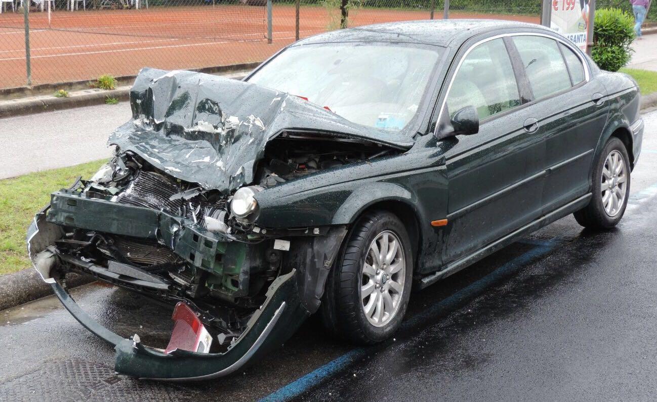 Studente si schianta con la Jaguar dopo la serata in discoteca