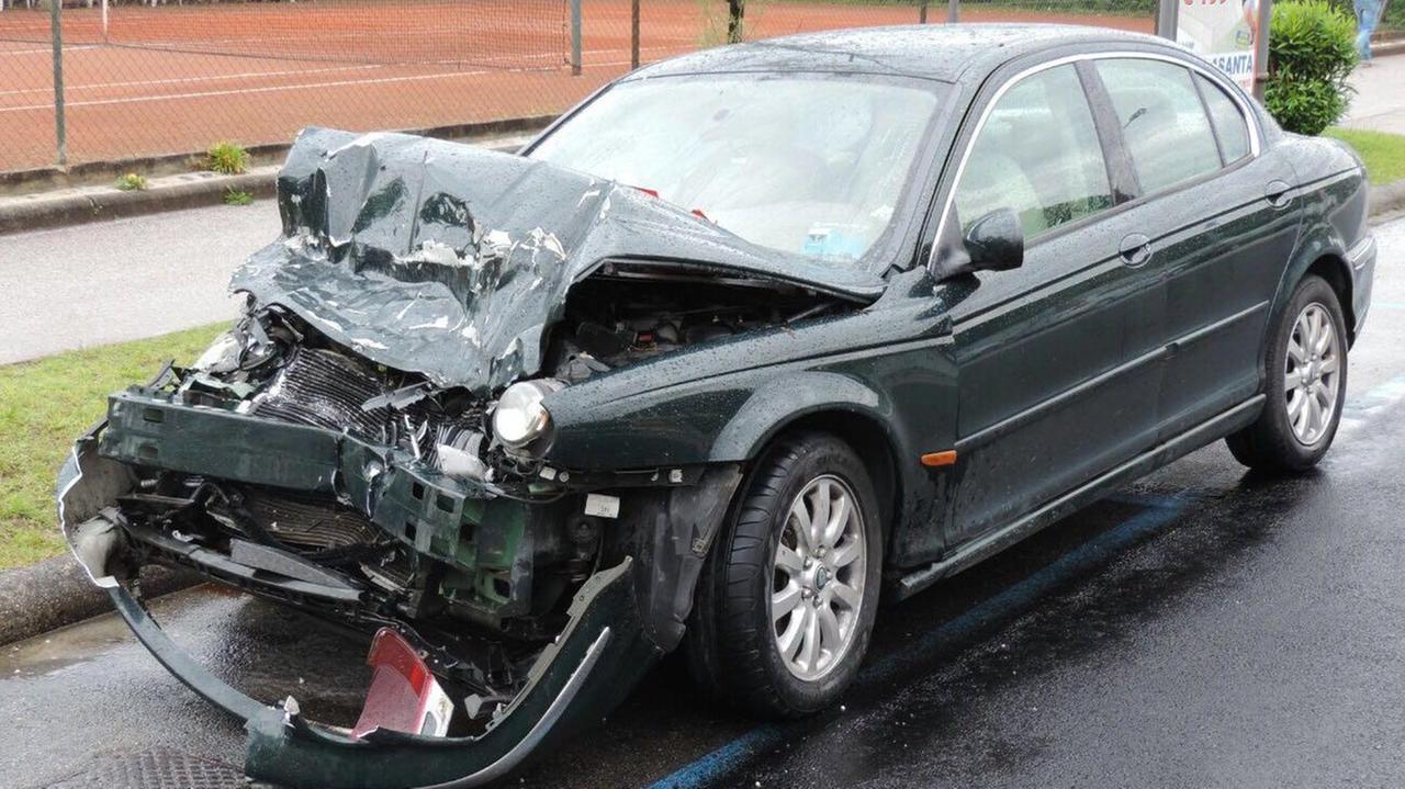 Studente si schianta con la Jaguar dopo la serata in discoteca