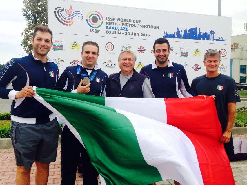 Marco Innocenti (secondo da sinistra) sul podio in Arzebaijan 