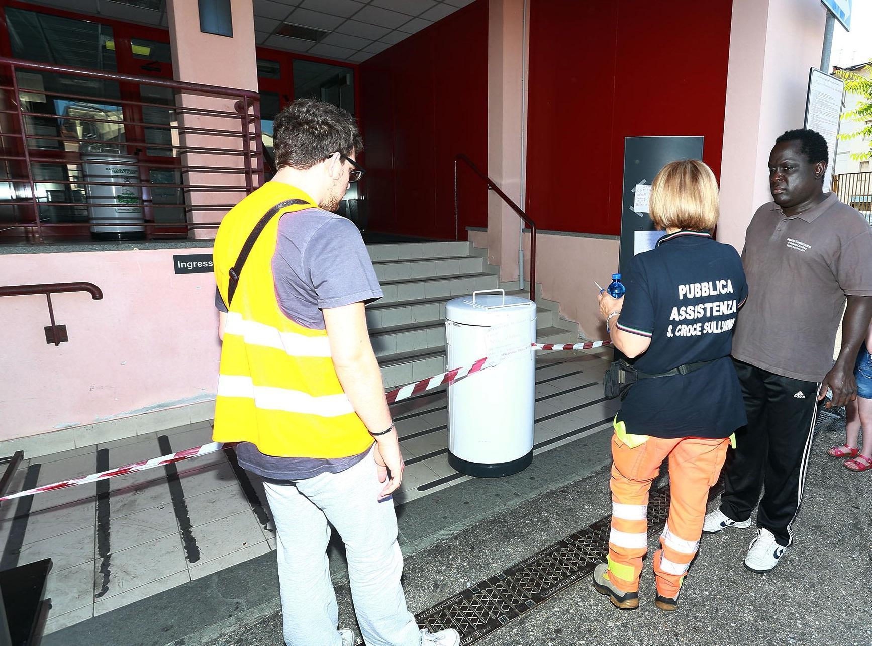 Utenti davanti alla palazzina chiusa (Foto Agenzia Carlo Sestini)
