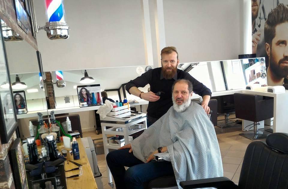 Francesco Cappelletti di Evergreen Hair & Beuty con un cliente