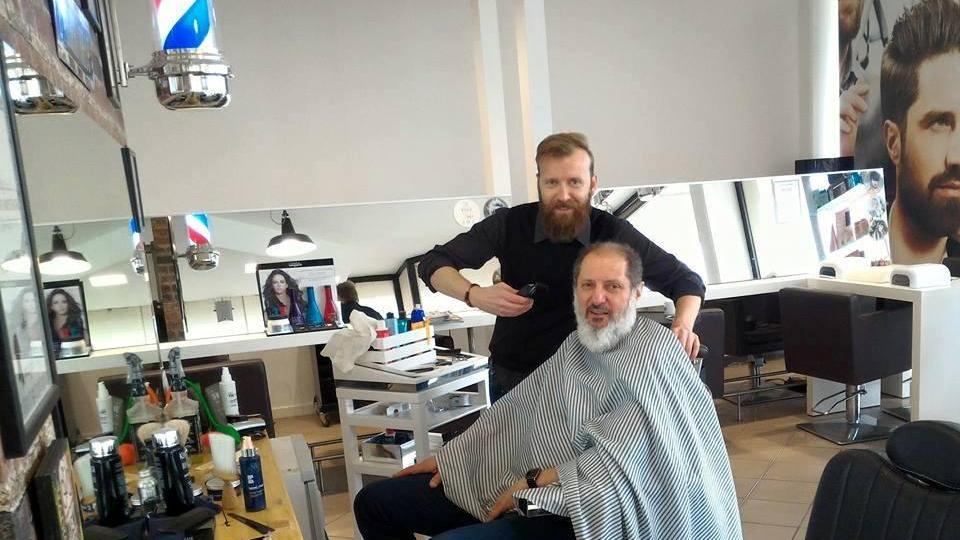 Francesco Cappelletti di Evergreen Hair & Beuty con un cliente