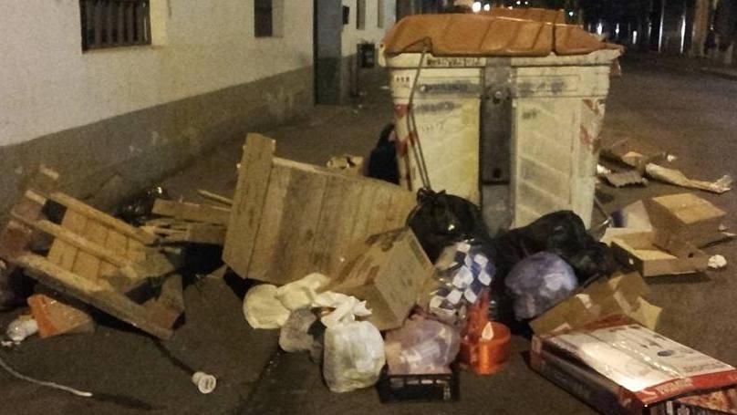 Cumuli di rifiuti in via Pistoiese al Macrolotto zero