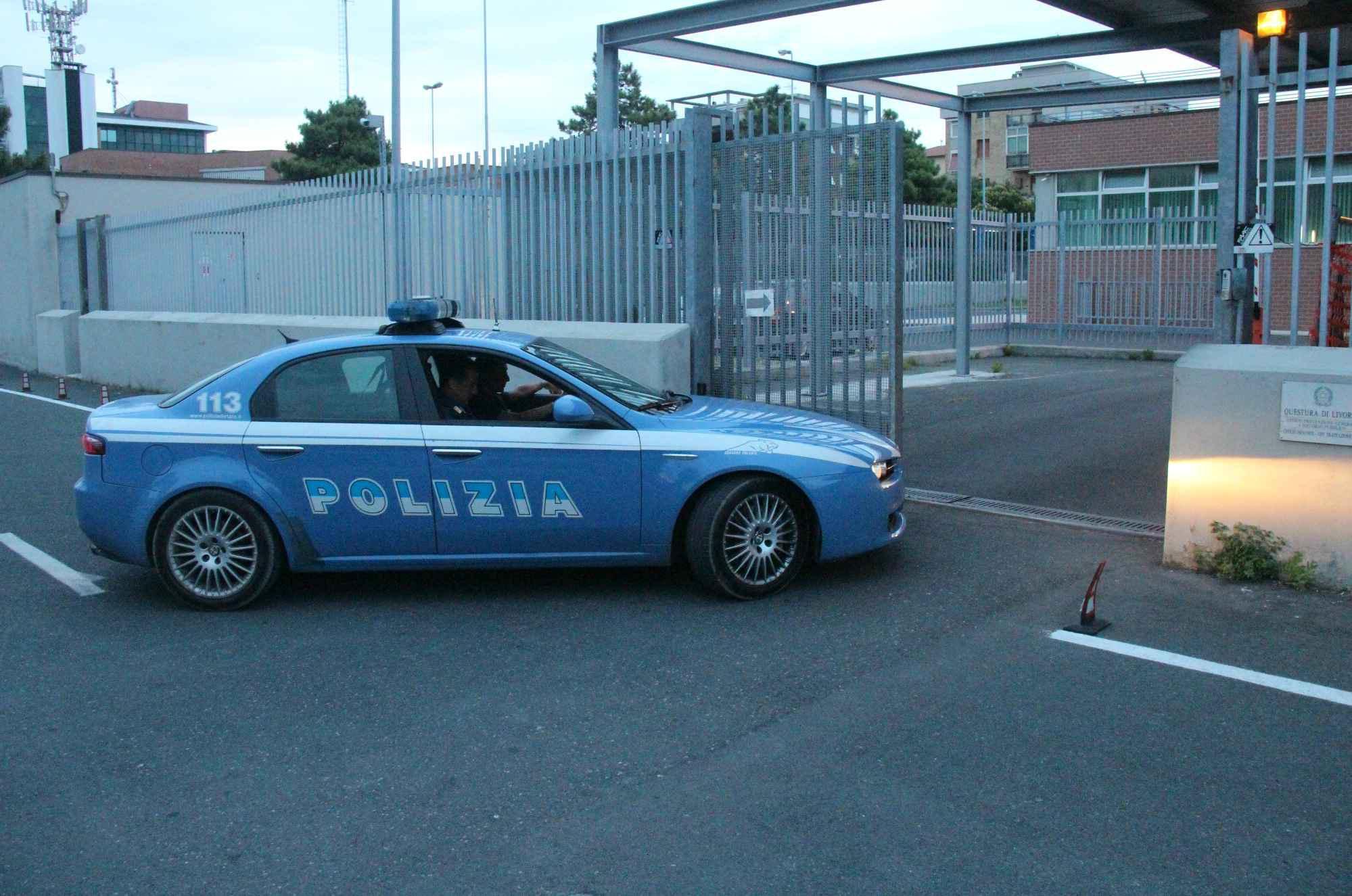 La polizia davanti alla caserma della questura in viale Boccaccio 