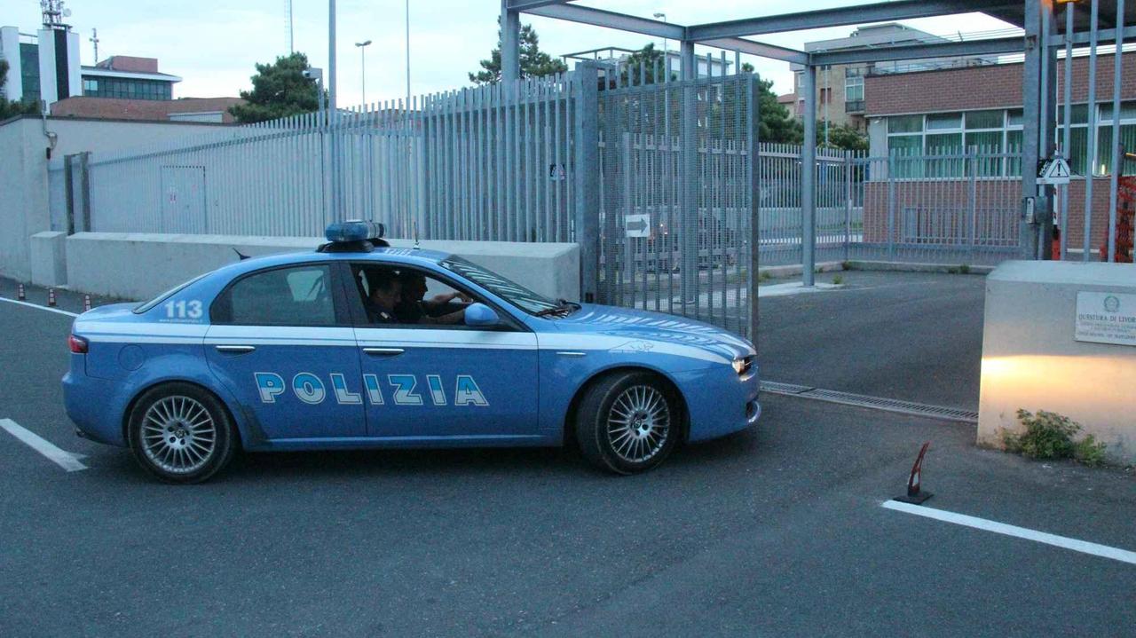 La polizia davanti alla caserma della questura in viale Boccaccio