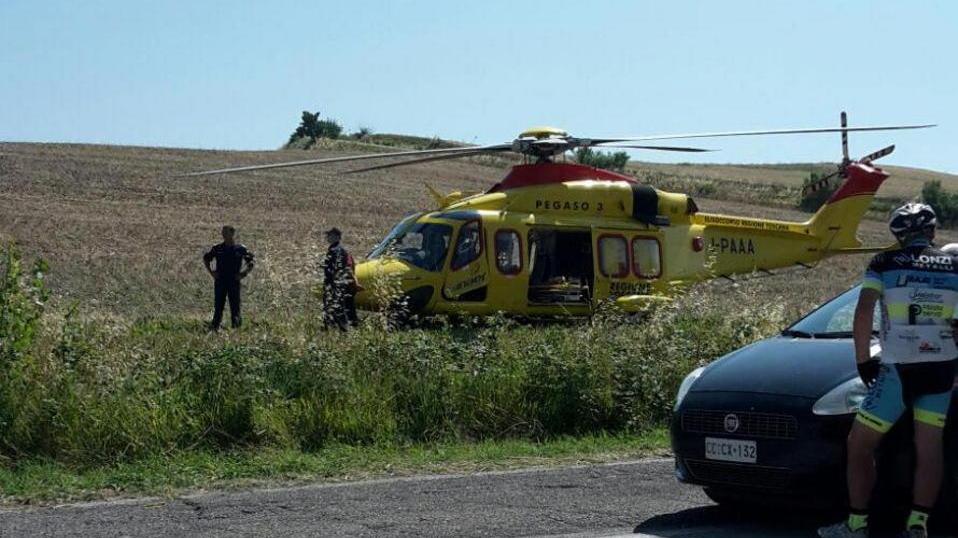 L’elicottero Pegaso durante l’intervento sulla provinciale di Orciano per soccorrere il ciclista ferito