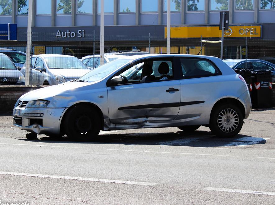 Scooterista contro un’auto a Carpi: 32enne finisce in ospedale 