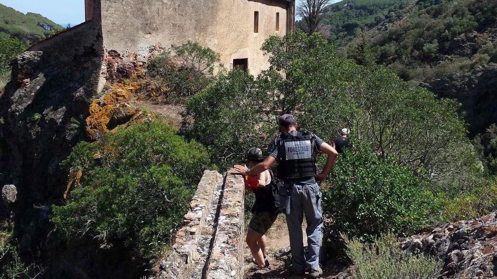 Coppia di turisti si perde nel bosco