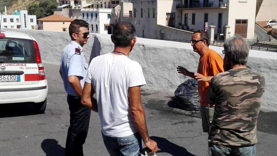 I sacconi di spazzatura lasciati in strada