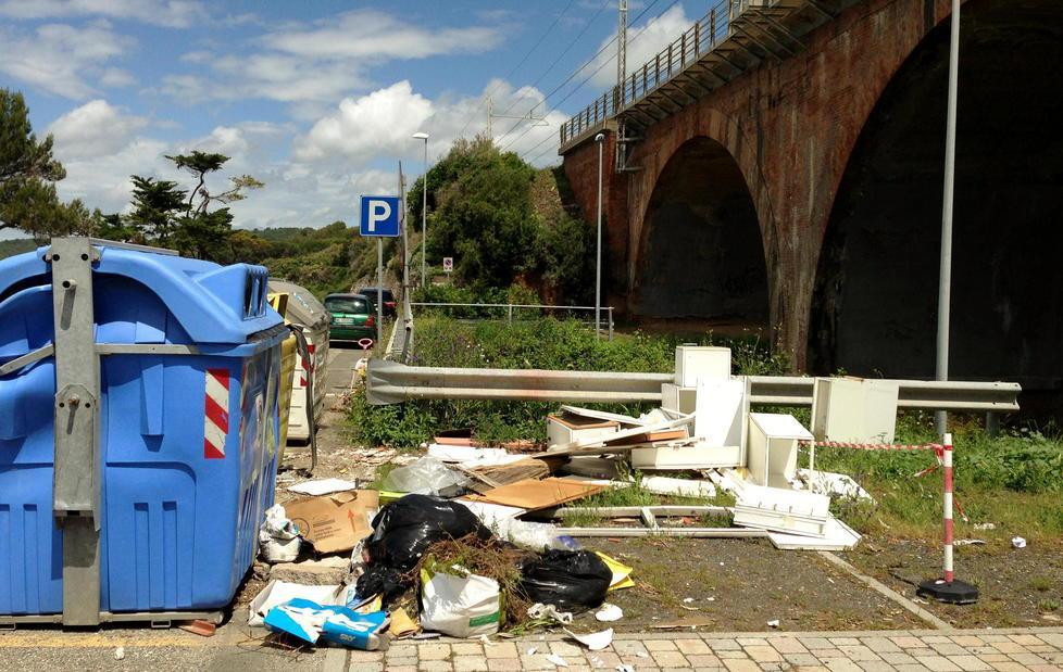 Rifiuti sulle strade, e Rea non risponde mai 