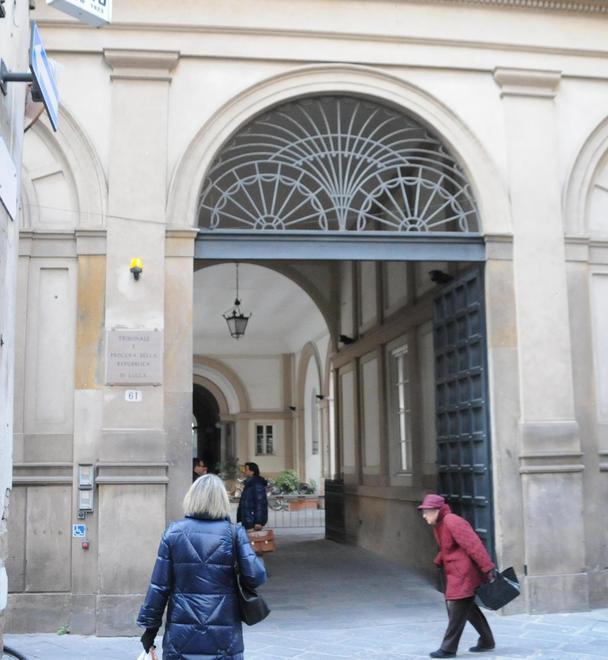 Raggira una vedova, geometra nei guai 