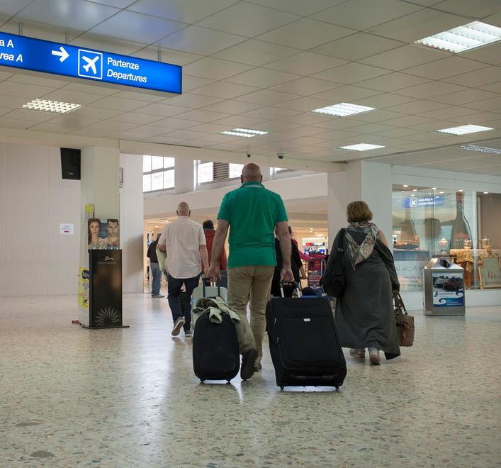 Voli, a maggio crollo di Alghero 