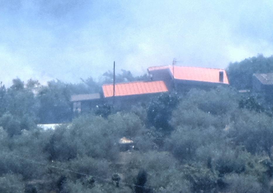 Incendio a Ossi, le fiamme sfiorano alcune abitazioni 