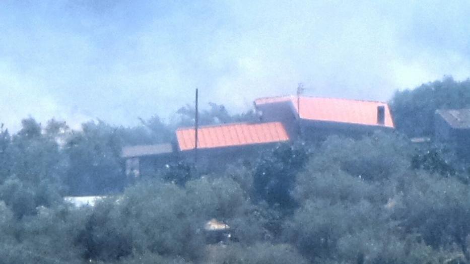 Incendio a Ossi, le fiamme sfiorano alcune abitazioni 