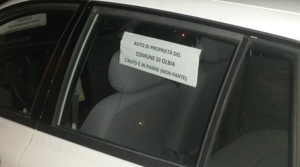 L’auto del Comune in panne “dimenticata” al Molo Brin 