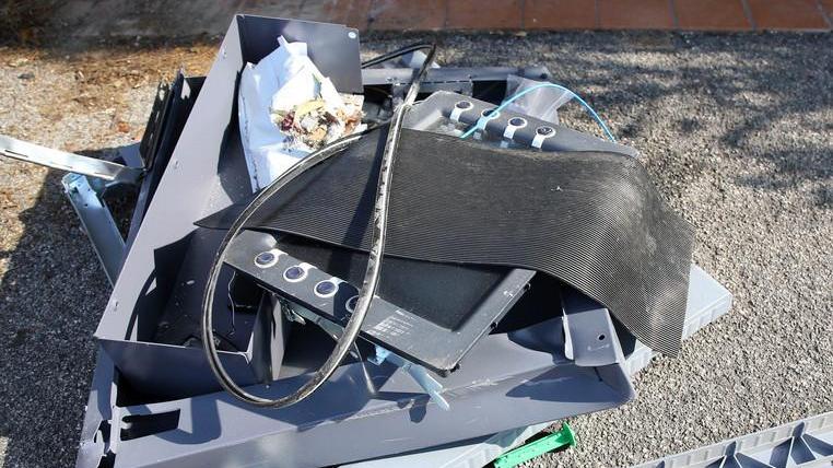 Con il carro attrezzi rubano il bancomat