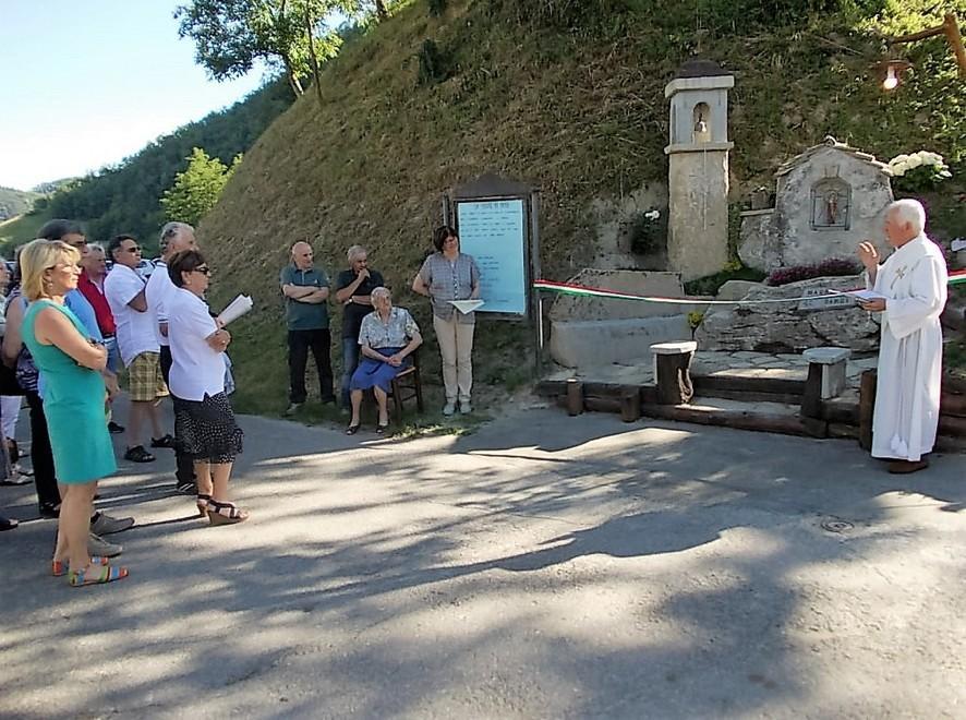 Taglio del nastro per la maestà dedicata alla Madonna dei bimbi