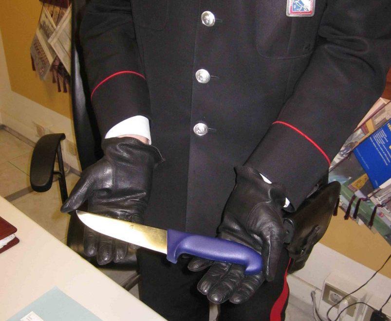 Accoltella il vicino di casa spunta anche un machete 