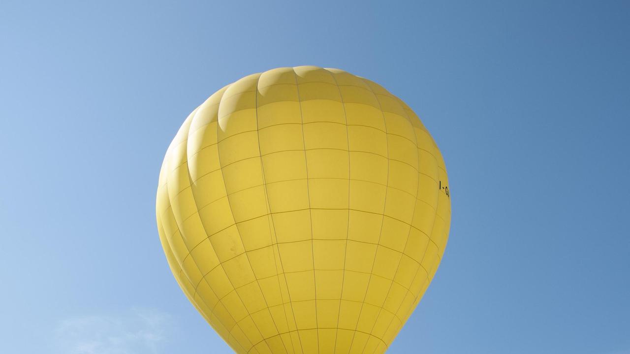 Una mongolfiera mentre si alza in volo (foto archivio)