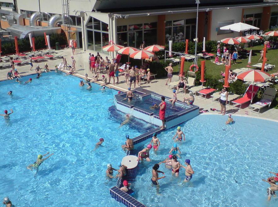 Cade in piscina, grave studente di 18 anni 