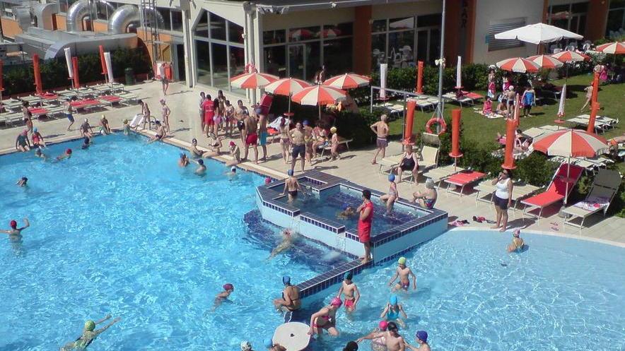 Cade in piscina, grave studente di 18 anni