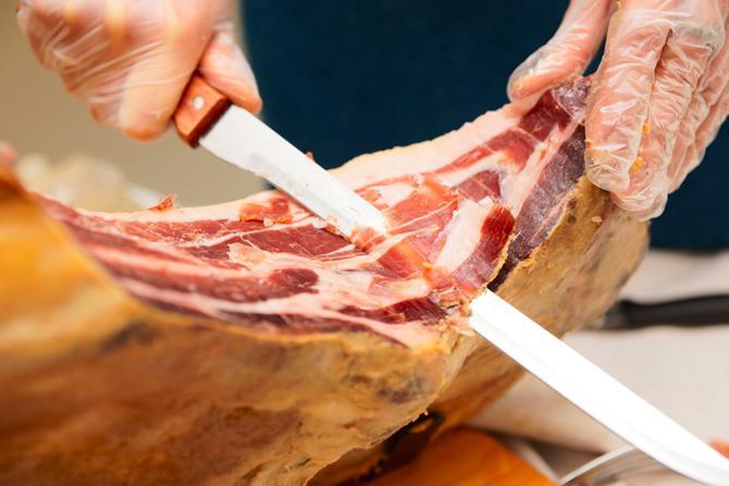 Estorsione per un cerotto nel prosciutto 