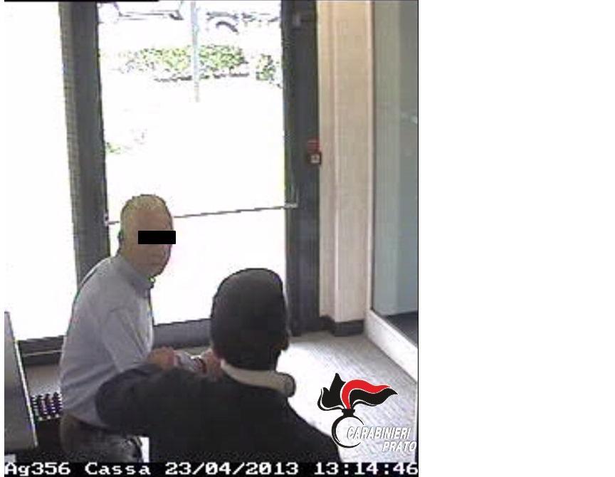 Un rapinatore tenta di immobilizzare il direttore della banca