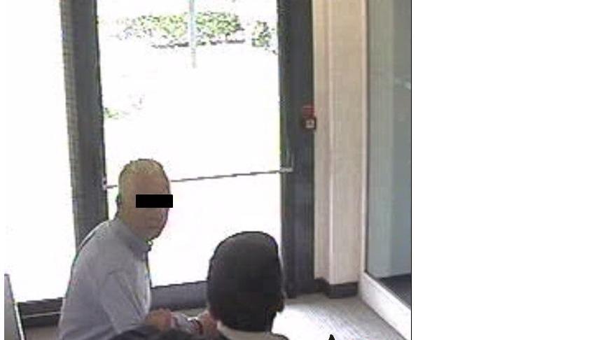 Un rapinatore tenta di immobilizzare il direttore della banca