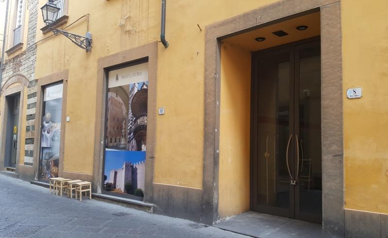 Il fondo commerciale in via Cairoli che la Provincia di Prato affitta